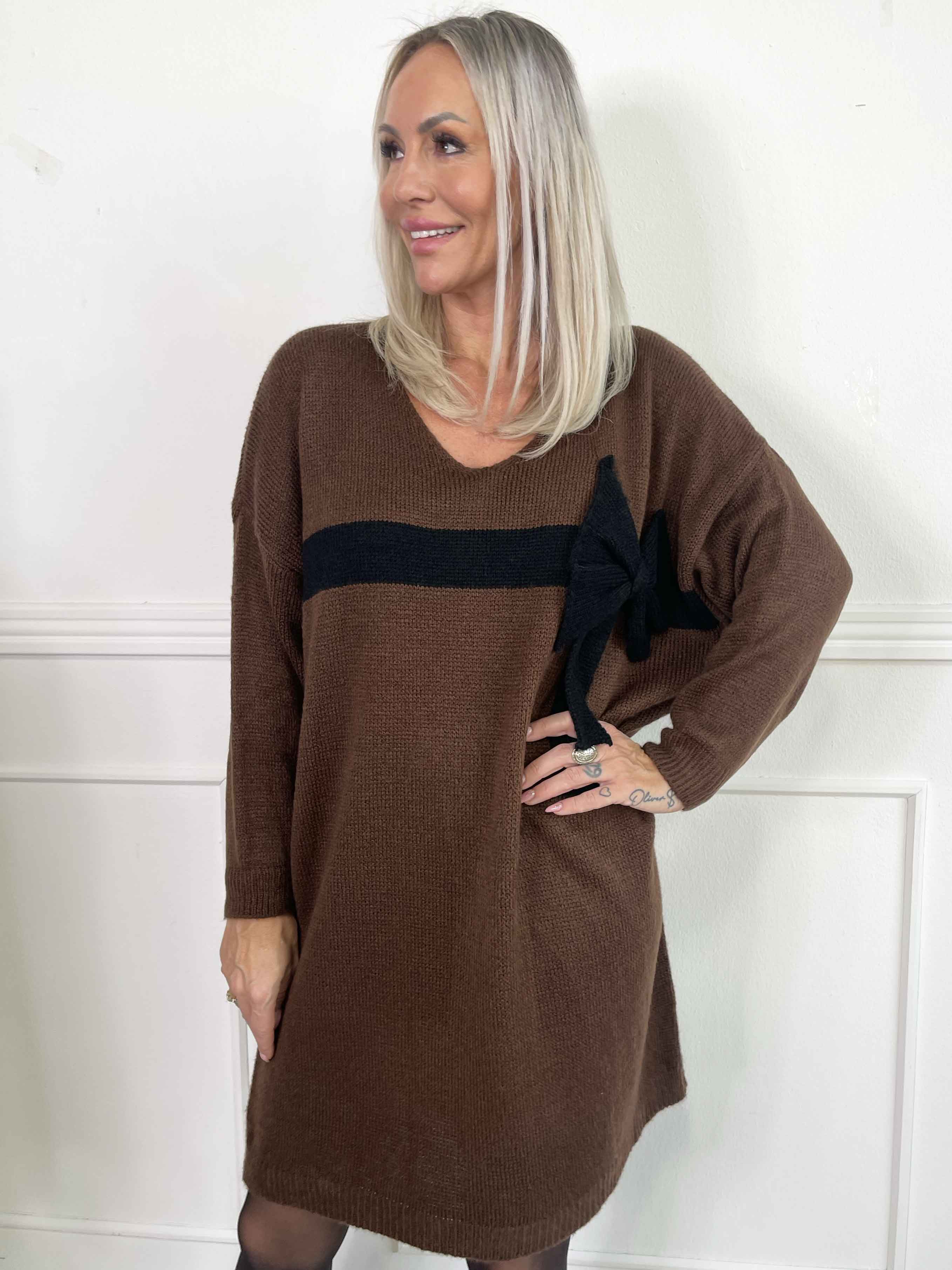 Berra - Stickad klänning med band och rosett